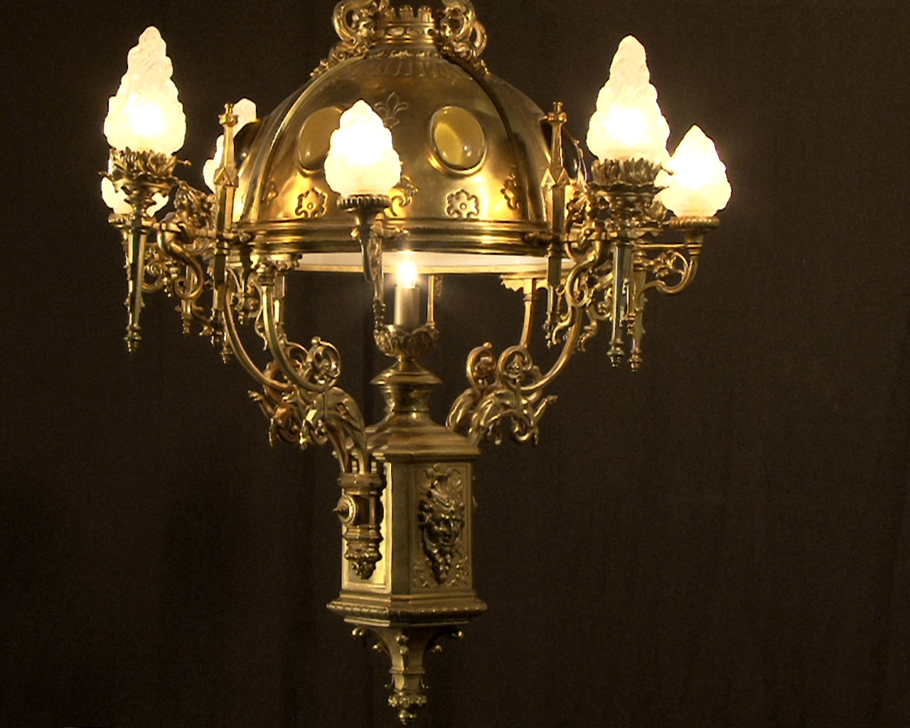 Suspension en bronze doré à cabochons de verre. Suspension en bronze doré à cabochons de verre.-5